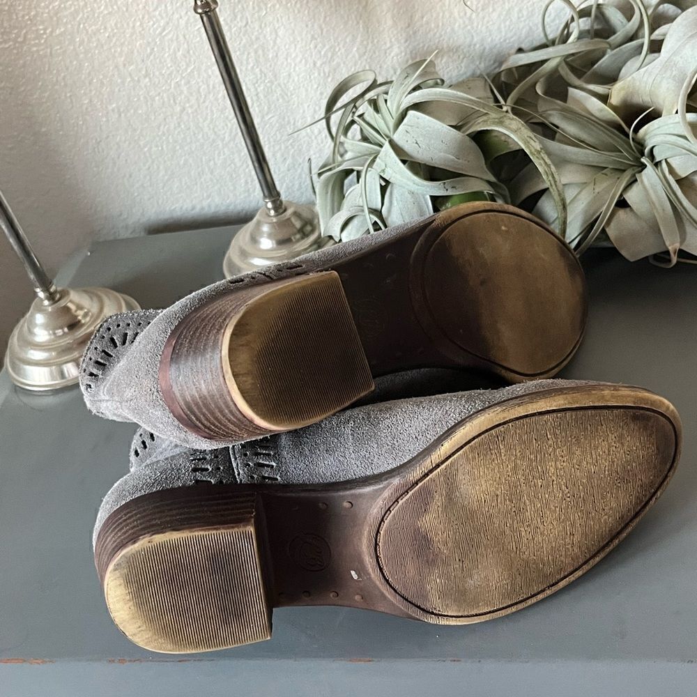 ☘️HP☘️ EUC Lucky Brand Gray Bustina Ankle Booties - Picture 10 of 11